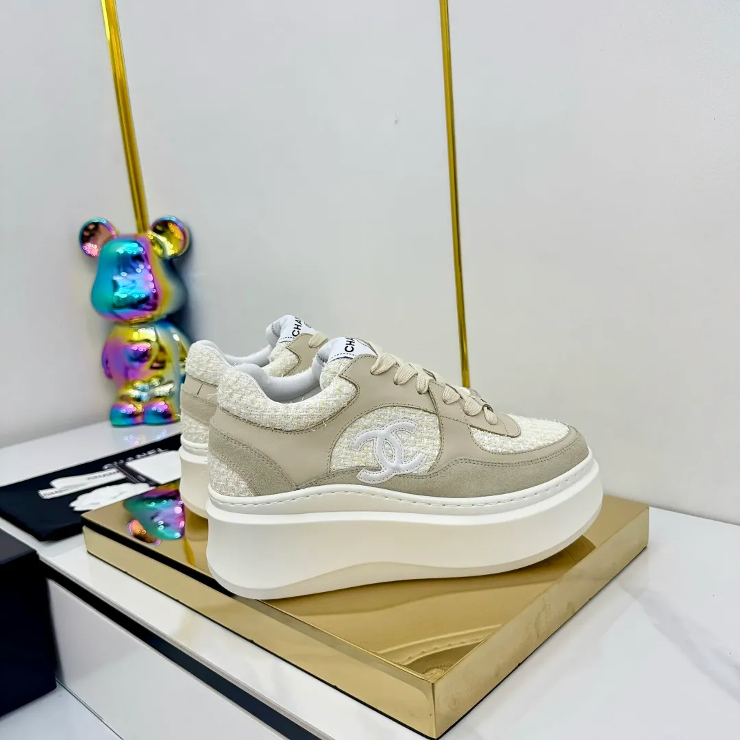 👟👟Ex-factory price 600👟👟 Upgraded version, upgraded version, upgraded version! No rebuttal accepted! ! ! ! Chanel Chanel panda shoes! 2025 counter's top casual sports shoes. This classic design; the upper is electro-embroidered with a variety of techniques; the outsole is fashionable and sporty; the unusual inclusion of a variety of color matching elements... The diversified mix and match is very good-looking and versatile, and can be used for leisure, fashion, sports, and outdoor... ꫛꫀꪝ Go➫ Materials: ❶Upper made of: original imported first-layer silk cowhide + original waterproof cloth + original first-layer cowhide ❷Inner lining: Original Yangli+Net ❸Outsole based on: Original TPU combination outsole Counter boutique packaging complete set for women 35–41 👉 👉 👉 👉 👉